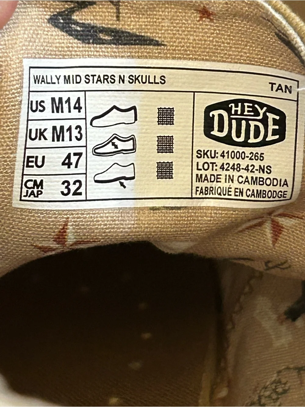 HEYDUDE Men's Wally Mid Stars N Skulls (Tan).